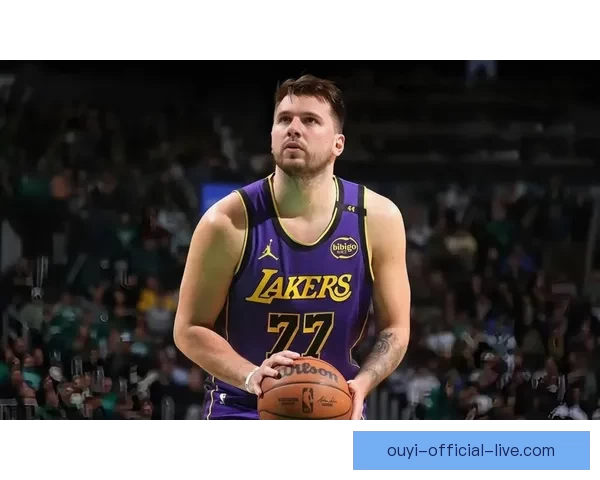 东契奇60分8连胜庆祝闭眼累瘫 湖人全队为他狂欢祝贺