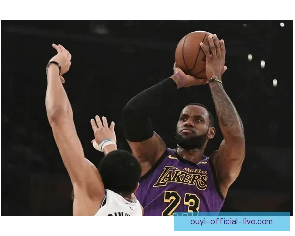 41岁詹姆斯连续11战出手受限为胜利转型却因裁判判罚无奈显落寞
